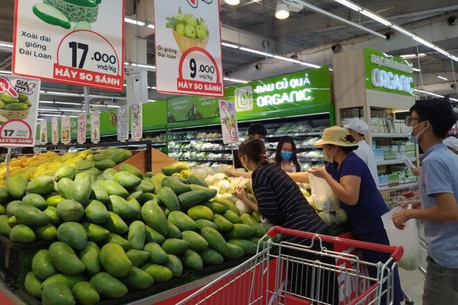 Rau củ, thịt cá đầy ắp siêu thị tại Hà Nội chỉ sau một đêm