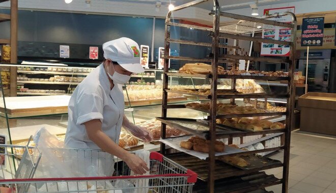 Rau củ, thịt cá đầy ắp siêu thị tại Hà Nội chỉ sau một đêm