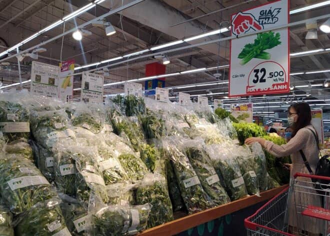 Rau củ, thịt cá đầy ắp siêu thị tại Hà Nội chỉ sau một đêm