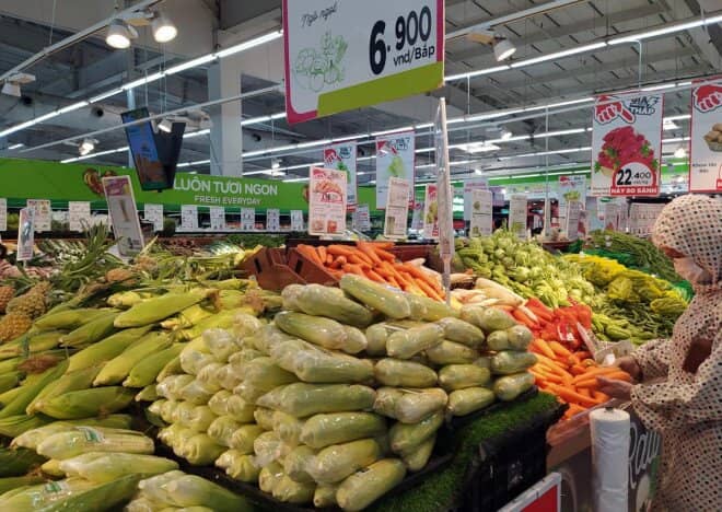 Rau củ, thịt cá đầy ắp siêu thị tại Hà Nội chỉ sau một đêm