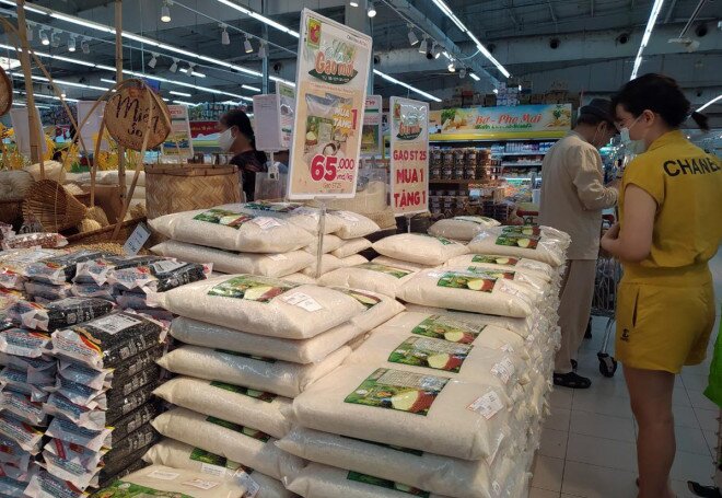 Rau củ, thịt cá đầy ắp siêu thị tại Hà Nội chỉ sau một đêm