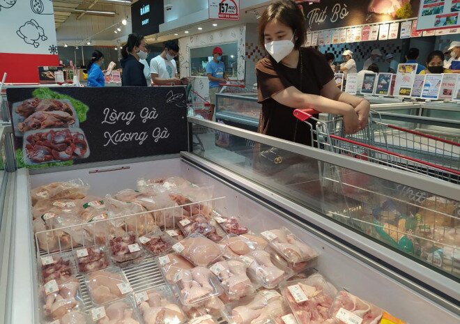 Rau củ, thịt cá đầy ắp siêu thị tại Hà Nội chỉ sau một đêm