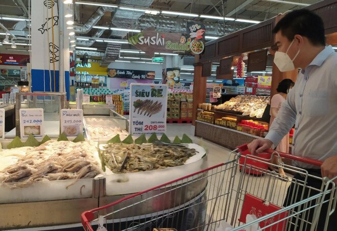 Rau củ, thịt cá đầy ắp siêu thị tại Hà Nội chỉ sau một đêm
