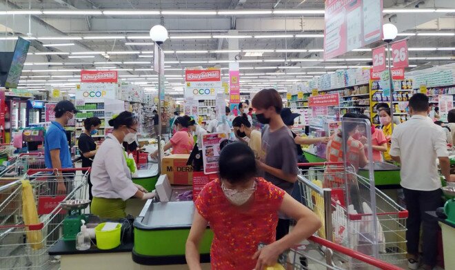 Rau củ, thịt cá đầy ắp siêu thị tại Hà Nội chỉ sau một đêm