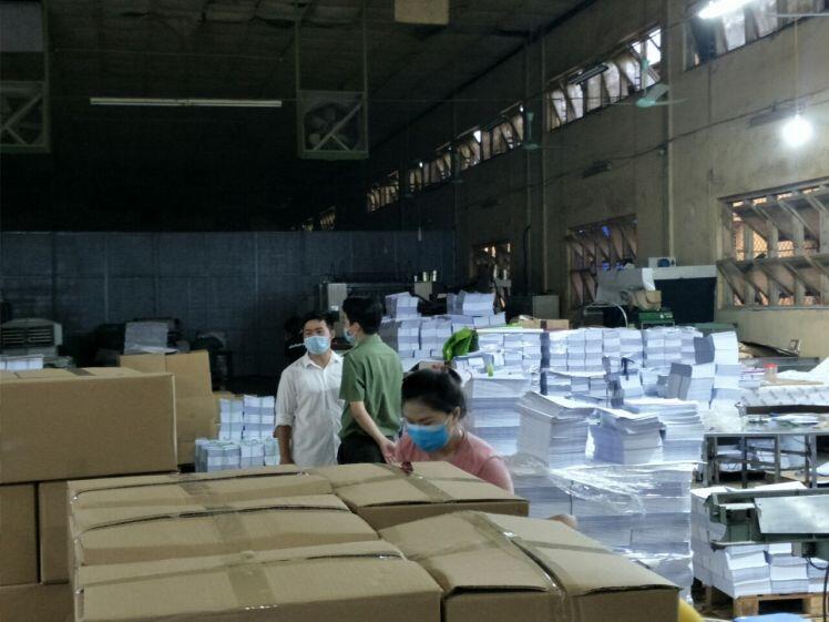 Đột kích 2 xưởng in "khủng" ở Hà Nội, phát hiện hơn 50.000 cuốn sách nghi in lậu