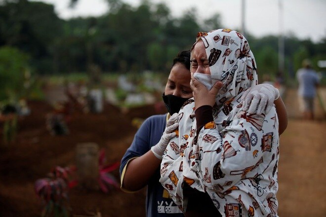 Cảnh tượng tang thương như "vùng chiến sự" ở Indonesia giữa "bão" Covid-19