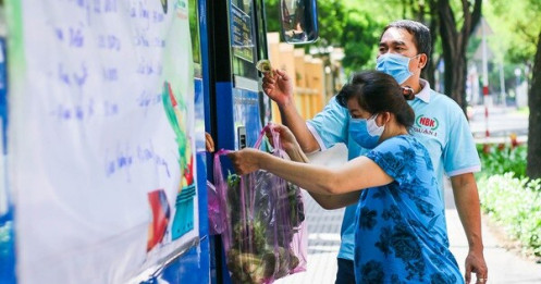 Cửa hàng rau trên... xe buýt cho người dân Sài Gòn