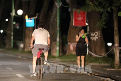 Ngày thứ 3 giãn cách xã hội, Hà Nội vẫn còn người vượt rào chắn tập thể dục nơi công cộng