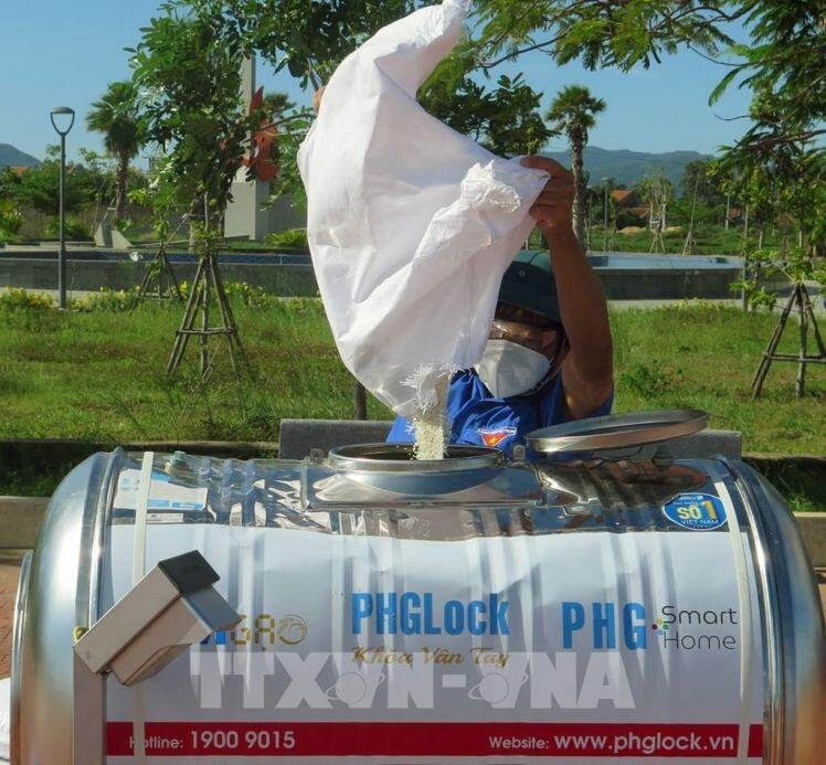 Vận hành “ATM gạo” hỗ trợ người dân gặp khó tại vùng dịch Phú Yên