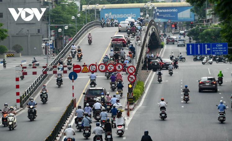 Người Hà Nội vẫn ra đường đông trong ngày đầu đi làm khi thực hiện giãn cách xã hội