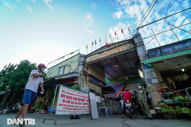 Hà Nội: Người dân lần đầu đi chợ bằng phiếu chẵn, lẻ