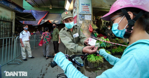 Hà Nội: Người dân lần đầu đi chợ bằng phiếu chẵn, lẻ