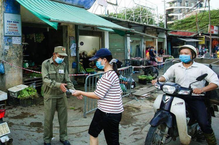 Chợ Hà Nội áp dụng tem phiếu: sinh viên, người lao động ở trọ đi chợ như thế nào?