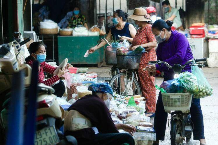 Chợ Hà Nội áp dụng tem phiếu: sinh viên, người lao động ở trọ đi chợ như thế nào?