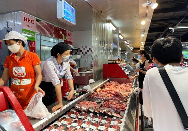 Hà Đông: Thực phẩm “cháy hàng” ở chợ dân sinh