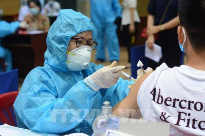 Đà Nẵng, Long An tiêm vaccine ngừa COVID-19 cho người lao động