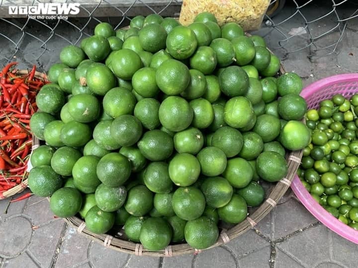 Hoa quả tươi đắt khách, cam tăng tới chục giá ở nhiều chợ Hà Nội