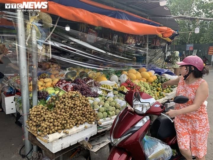 Hoa quả tươi đắt khách, cam tăng tới chục giá ở nhiều chợ Hà Nội