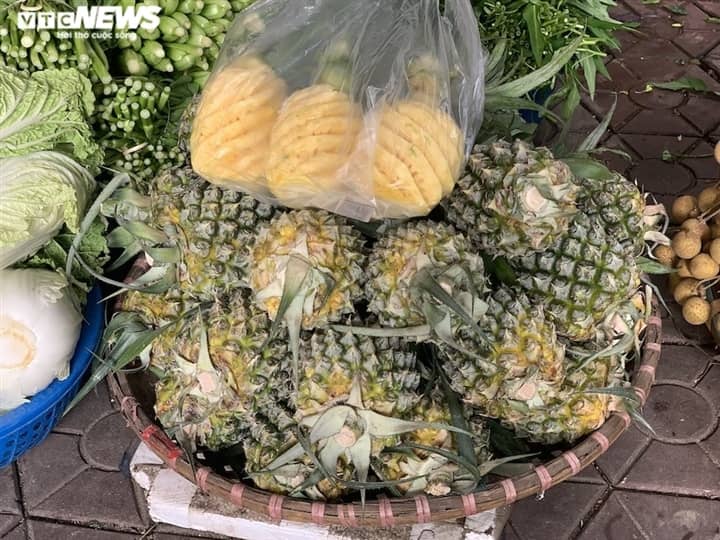 Hoa quả tươi đắt khách, cam tăng tới chục giá ở nhiều chợ Hà Nội