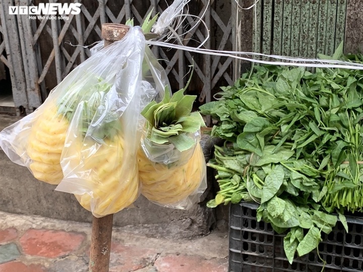 Hoa quả tươi đắt khách, cam tăng tới chục giá ở nhiều chợ Hà Nội