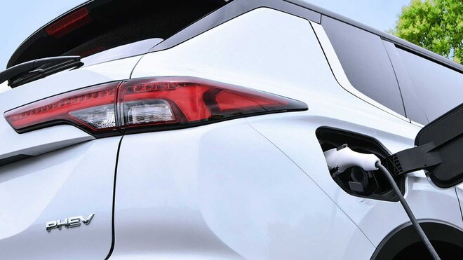 Mitsubishi Outlander bản hybrid sạc điện sắp ra mắt thị trường