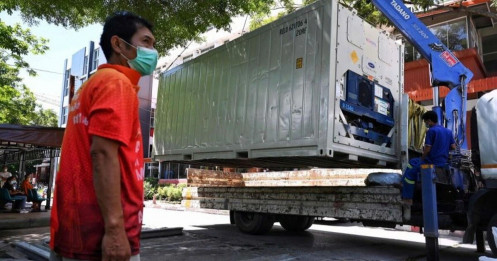 Người chết vì Covid-19 tăng cao, Thái Lan dùng container trữ thi thể