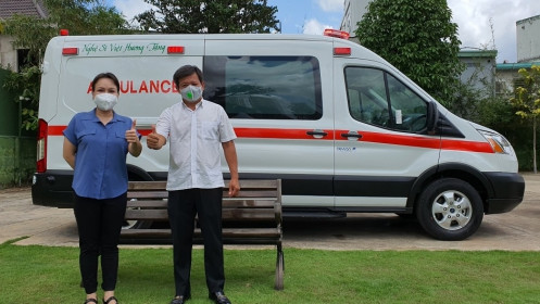 Việt Hương chính thức bàn giao xe cứu thương 2,5 tỷ đồng cho ông Đoàn Ngọc Hải