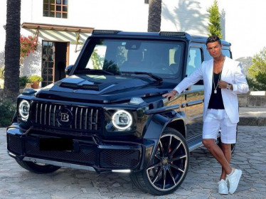 Cristiano Ronaldo lại khiến giới mê xe xôn xao khi tạo dáng cùng siêu SUV Brabus G-Class V12