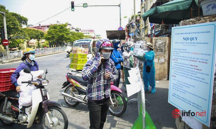 Hà Nội: Người dân ùn ùn gửi đồ tiếp tế vào khu phong tỏa 23 nghìn dân
