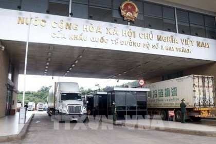 Hoạt động xuất nhập khẩu tại cửa khẩu Lào Cai gặp nhiều khó khăn