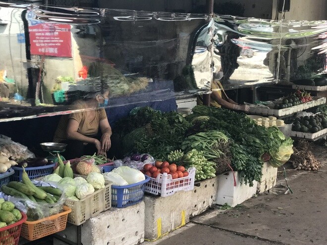 Hà Nội: Chợ đầu mối tạm đóng cửa vì có ca Covid-19, giá rau, thịt cá tăng