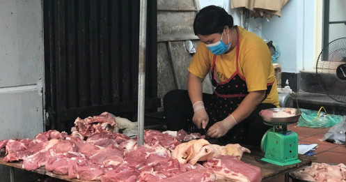 Hà Nội: Chợ đầu mối tạm đóng cửa vì có ca Covid-19, giá rau, thịt cá tăng