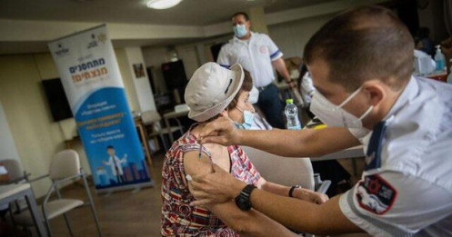 Hơn 400.000 người Israel tiêm mũi vắc xin thứ ba, 14 người tiêm xong vẫn mắc COVID-19
