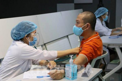 KHẨN: TP. Hồ Chí Minh yêu cầu đặt lịch cho người bị hoãn tiêm vaccine COVID-19