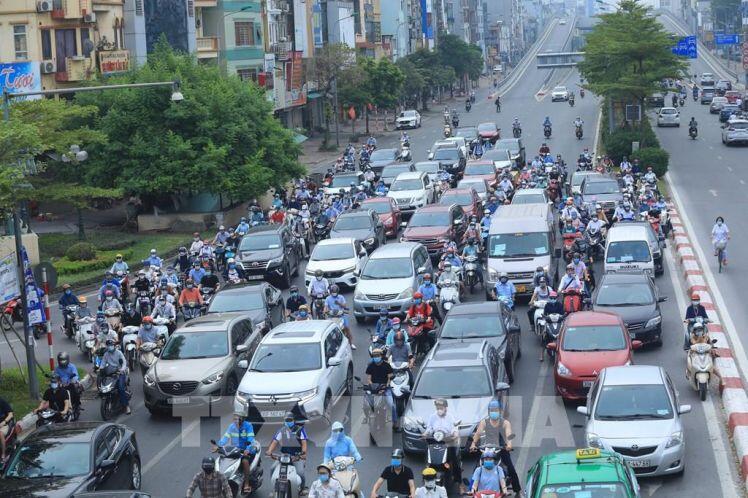 Bước sang tuần thứ 3 giãn cách xã hội, đường phố Hà Nội vẫn đông đúc sáng đầu tuần