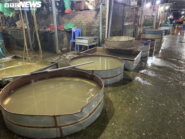 Ảnh: Chợ cá lớn nhất Hà Nội hoang vắng, tiểu thương nghỉ quá nửa vì COVID-19