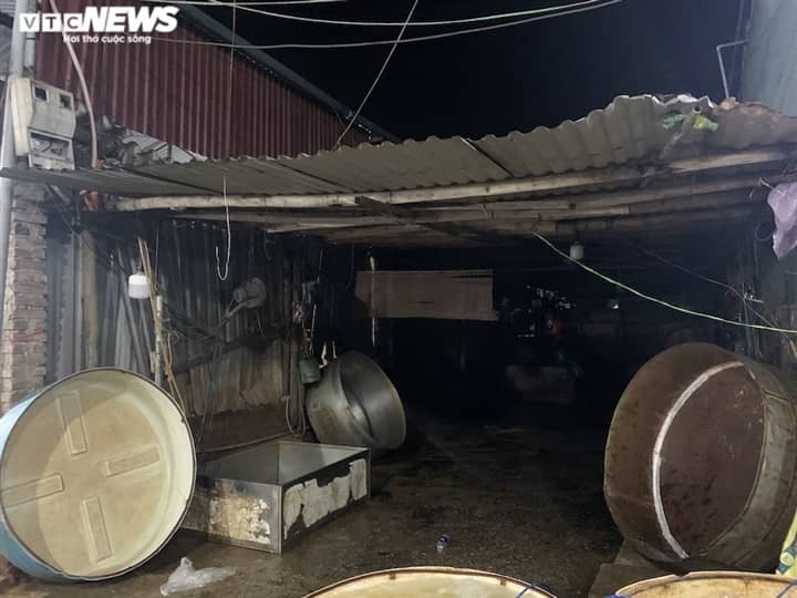 Ảnh: Chợ cá lớn nhất Hà Nội hoang vắng, tiểu thương nghỉ quá nửa vì COVID-19