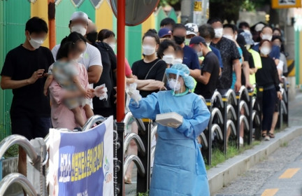COVID-19: Ca mắc cao kỷ lục ở Hàn Quốc, người nhiễm tăng mạnh ở Trung Quốc