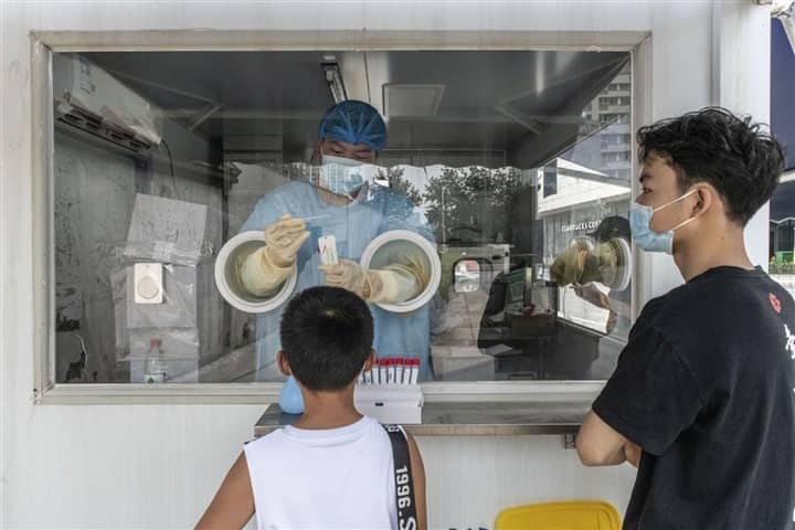 Trung Quốc thắt chặt chống COVID-19, kinh tế toàn cầu lao đao