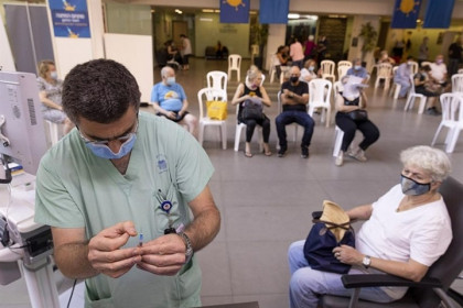 80% người trưởng thành tiêm xong vaccine, dịch vẫn bùng mạnh ở Israel