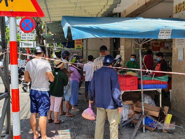 Nghe tin không ra khỏi nhà 7 ngày, dân Đà Nẵng kéo nhau đi mua thực phẩm