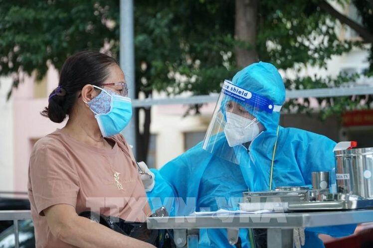 Tp.Hồ Chí Minh: Dùng xe tiêm chủng lưu động tiêm vaccine cho người già