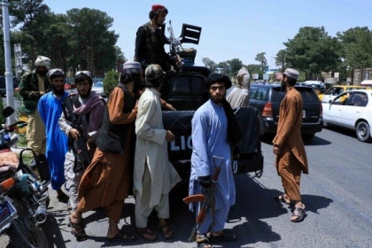 Taliban không đánh cũng thắng, hàng trăm quan chức và binh sĩ Afghanistan bỏ chạy