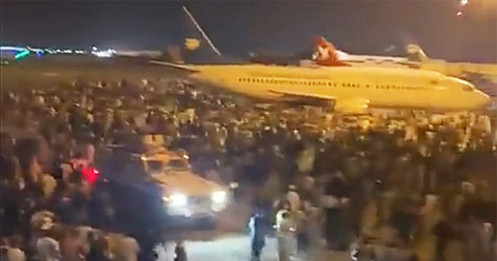 Người dân Afghanistan di tản tràn vào sân bay Kabul, an ninh Mỹ bắn chỉ thiên
