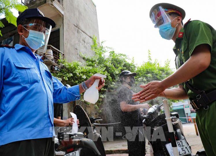 Giảm nguy cơ lây nhiễm tại các chốt kiểm soát dịch COVID-19 ở Hà Nội