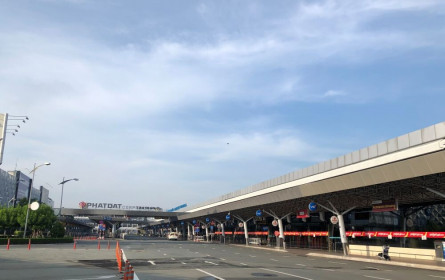 Sân bay Tân Sơn Nhất vắng 'rợn' người trong mùa dịch Covid-19