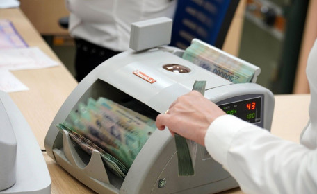 Lãi suất giảm, người dân bớt gửi tiền ngân hàng?
