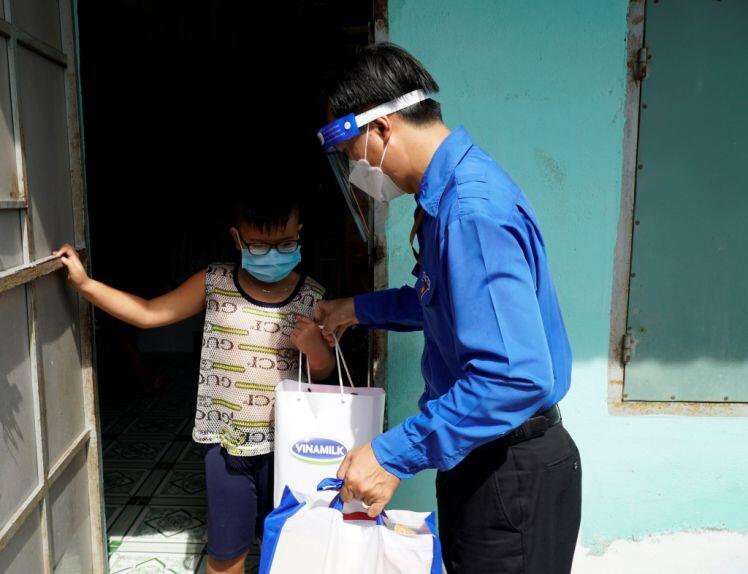 Vinamilk tặng 45.000 phần quà cho người dân khó khăn tại TPHCM, Bình Dương, Đồng Nai