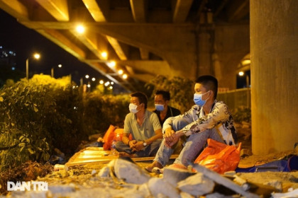 Hết tiền thuê trọ, nhiều lao động tự do bị "mắc kẹt" ở Hà Nội