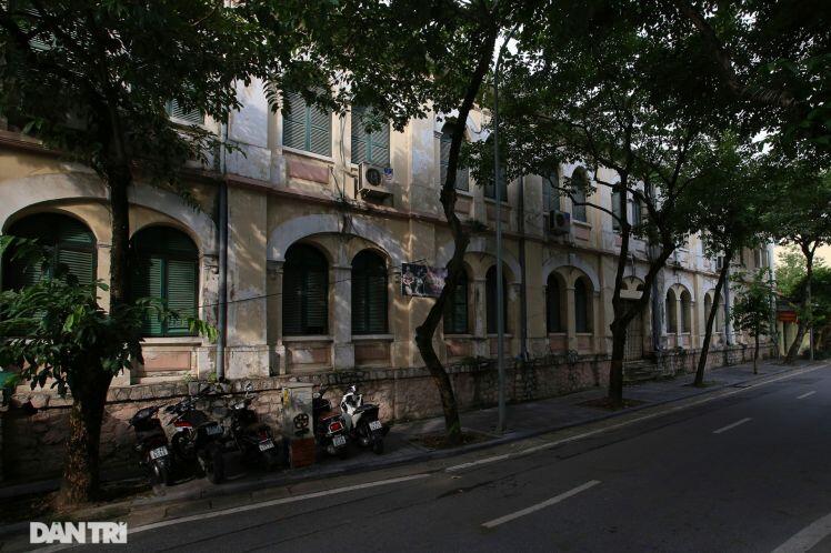 Nhà cổ mặt tiền Hà Nội phô bày nét đẹp khi vắng bóng hàng quán và xe cộ